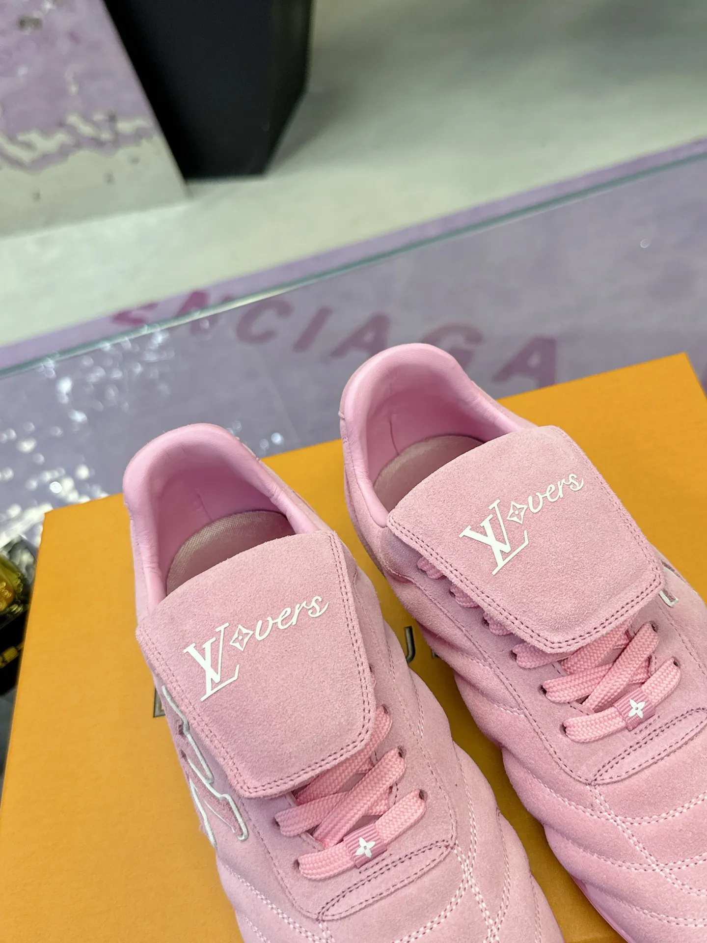 Factory price: 700💰 2025 new LV sneakers for couples, 🔥🔥🔥You will look fashionable when you wear them ❤️ LV football shoe series 💗 This Footprint Soccer sneaker was unveiled in the 2025 spring and summer series fashion show. It is the first sneaker designed by Pharrell Williams inspired by football shoes. The shoes are inspired by football, a sport that spans generations and cultures💎, echoing the theme of unity and universal participation in the 2025 spring and summer series fashion show. The shoe is known for its sleek design, with the dynamic IV Initials logo embellished on the side, the Lvers United emblem inspired by the football team on the tongue, and the sole patterned rubber sole decorated with multiple Louis Vuitton logos. Stylish and casual wear, a trend-setter in the fashion industry. Made of imported cowhide with full craftsmanship💓 Number of sizes (women’s 35-41, women’s 41 customized) (men’s 39-46, 45-46 customized)